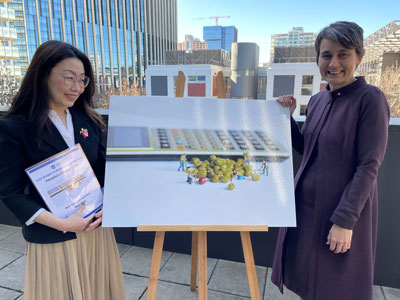 UniSA senior lecturer in accounting Dr Mei Lim and UniSA Deputy Vice Chancellor: Research and Enterprise Professor Marnie Hughes-Warrington AO. Dr Lim&rsquo;s image, Next Gen Bean Counters, won the People&rsquo;s Choice category of the 2023 Images of Researching and Teaching competition.